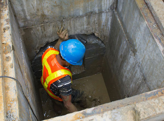 Thực hiện rút hầm cầu tại Minh Đức làm theo quy trình